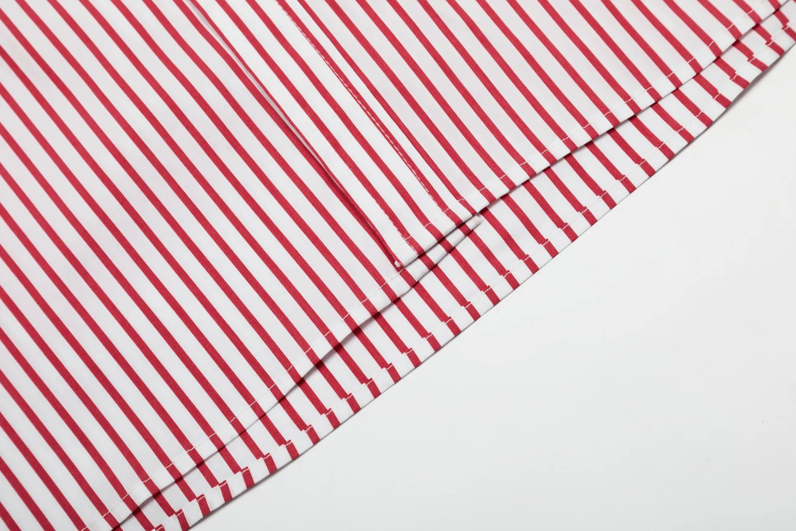 P260 💰 "Top quality" Style number: 8082# [Ralph Lauren classic basic new old money style striped shirt long sleeves] ✅Ralph Lauren Ralph Lauren colorful style old money style cotton poplin striped casual shirt long sleeves ✅Top ceiling quality ZP original development You can compare with the real thing at will ✅100% restored workmanship The entire garment is covered with seams and clean edges Curved triangular bifurcation ✅100% cotton poplin cotton Smooth to the touch Pre-car wash treatment The yarn is tighter ✅Customized dyed original pearlescent white bottom buttons, large and small zoning, vertical phoenix eyelets ✅Special shaped chiffon foil inside the collar door tube, not easy to deform and pull ✅Refreshing colorful striped shirt, salty or sweet, daily travel, extremely high production rate, customized style ✅The upper body looks much better than the real thing, can be worn alone or worn in all seasons, highly recommended for goddesses, size: S-XL, color: red, blue, green